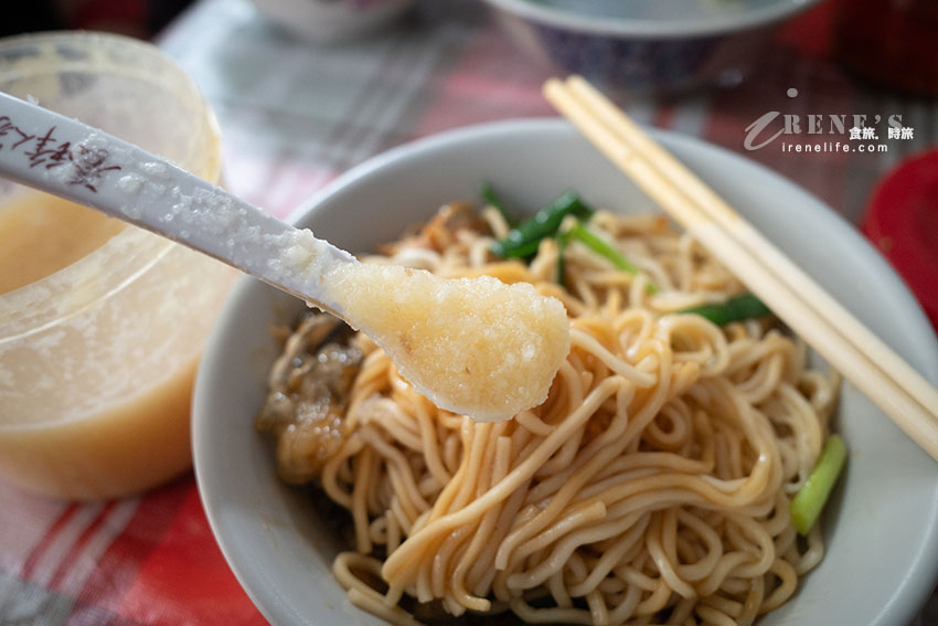 找不到google地標的民治街蚵仔麵，在地人的台式早餐，每個人蒜泥拼命加