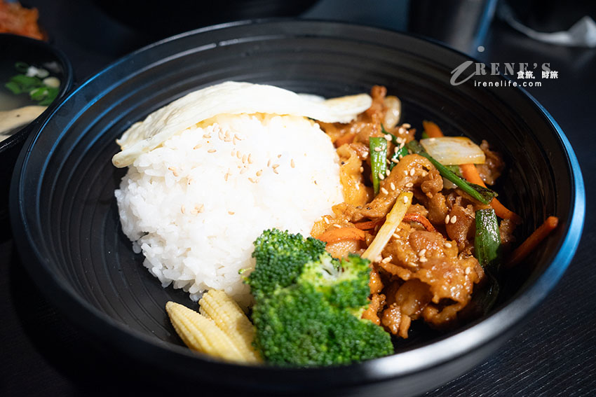 韓國女婿掌廚的道地韓式料理,飯捲、鍋物、拉麵、年糕,兩樣小菜可再續 韓國女婿掌廚的道地韓式料理,飯捲、鍋物、拉麵、年糕,兩樣小菜可再續