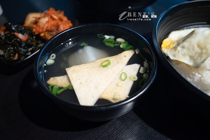 韓國女婿掌廚的道地韓式料理,飯捲、鍋物、拉麵、年糕,兩樣小菜可再續 韓國女婿掌廚的道地韓式料理,飯捲、鍋物、拉麵、年糕,兩樣小菜可再續