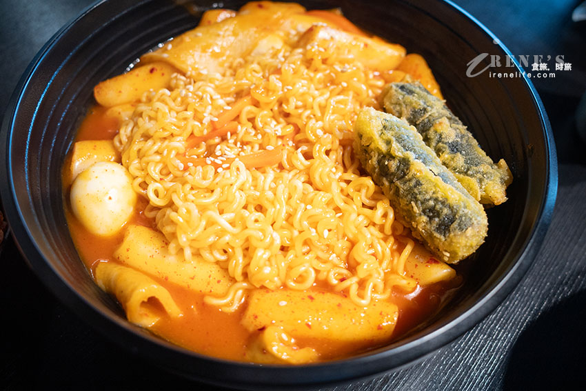 韓國女婿掌廚的道地韓式料理,飯捲、鍋物、拉麵、年糕,兩樣小菜可再續 韓國女婿掌廚的道地韓式料理,飯捲、鍋物、拉麵、年糕,兩樣小菜可再續