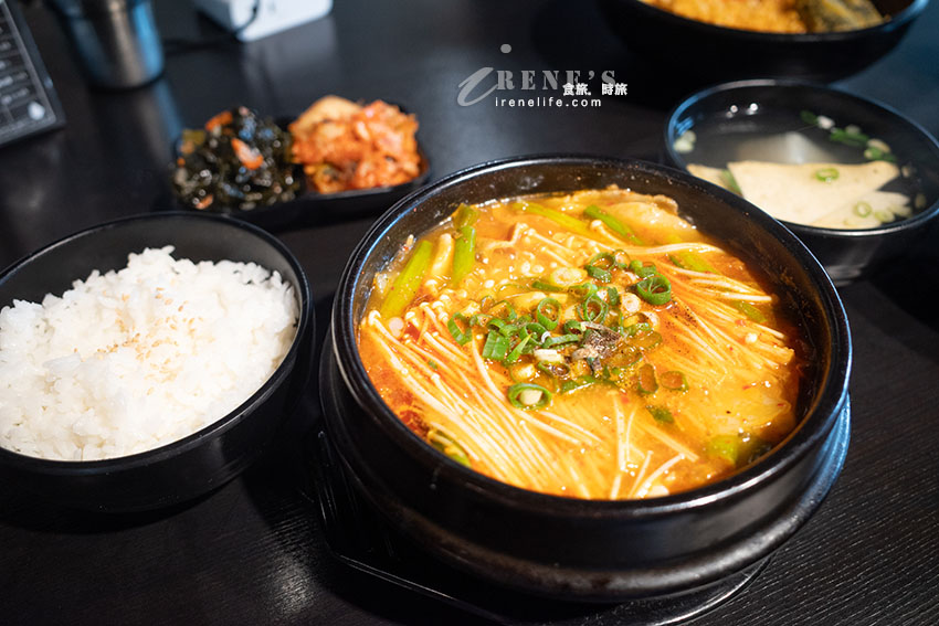 韓國女婿掌廚的道地韓式料理,飯捲、鍋物、拉麵、年糕,兩樣小菜可再續 韓國女婿掌廚的道地韓式料理,飯捲、鍋物、拉麵、年糕,兩樣小菜可再續