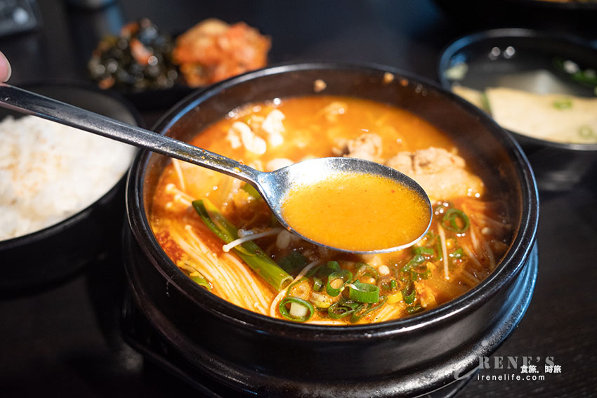 韓國女婿掌廚的道地韓式料理,飯捲、鍋物、拉麵、年糕,兩樣小菜可再續 韓國女婿掌廚的道地韓式料理,飯捲、鍋物、拉麵、年糕,兩樣小菜可再續