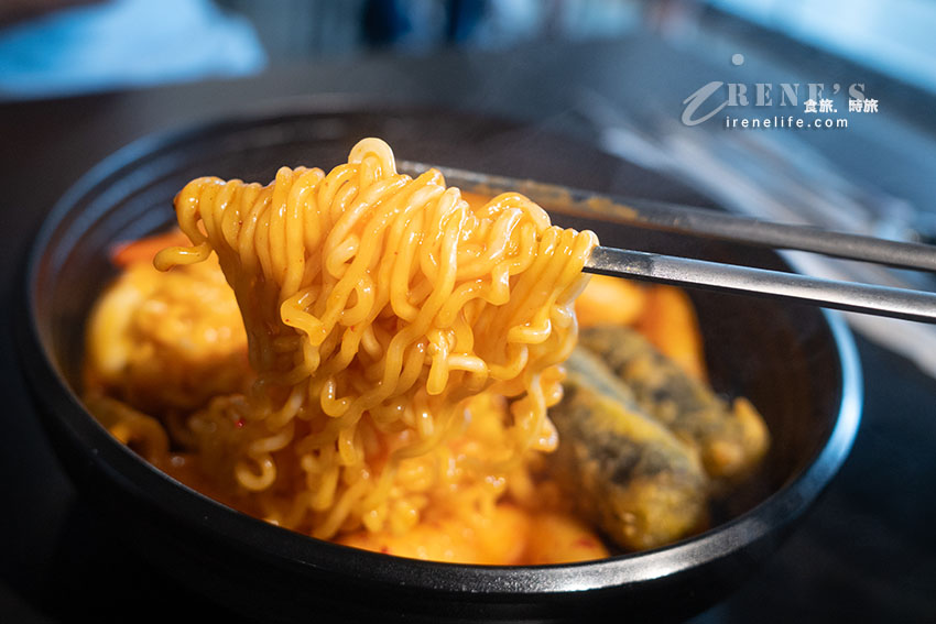 韓國女婿掌廚的道地韓式料理,飯捲、鍋物、拉麵、年糕,兩樣小菜可再續 韓國女婿掌廚的道地韓式料理,飯捲、鍋物、拉麵、年糕,兩樣小菜可再續