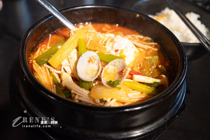 韓國女婿掌廚的道地韓式料理，飯捲、鍋物、拉麵、年糕，兩樣小菜可再續