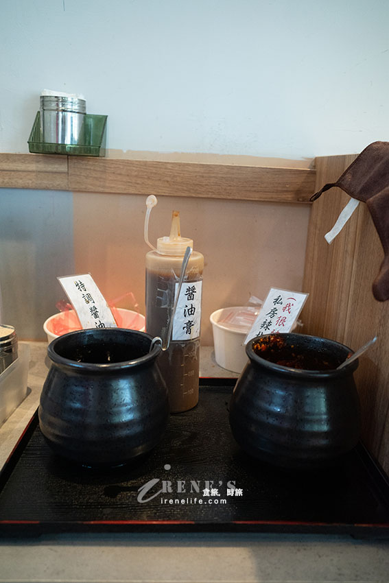 超澎拜海鮮米粉湯,手切魯肉飯也超讚,加上鮭魚卵更奢華,旁邊就有收費停車場 超澎拜海鮮米粉湯,手切魯肉飯也超讚,加上鮭魚卵更奢華,旁邊就有收費停車場