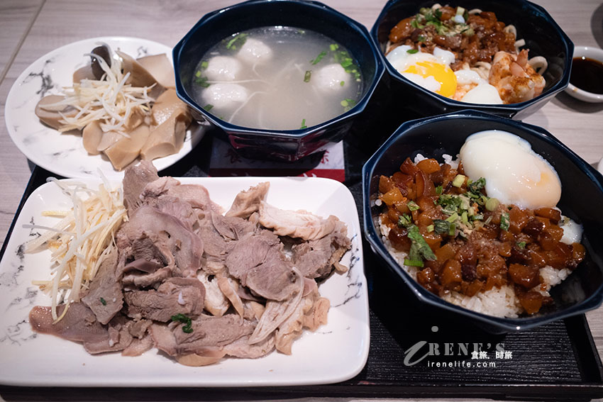 超澎拜海鮮米粉湯,手切魯肉飯也超讚,加上鮭魚卵更奢華,旁邊就有收費停車場 超澎拜海鮮米粉湯,手切魯肉飯也超讚,加上鮭魚卵更奢華,旁邊就有收費停車場