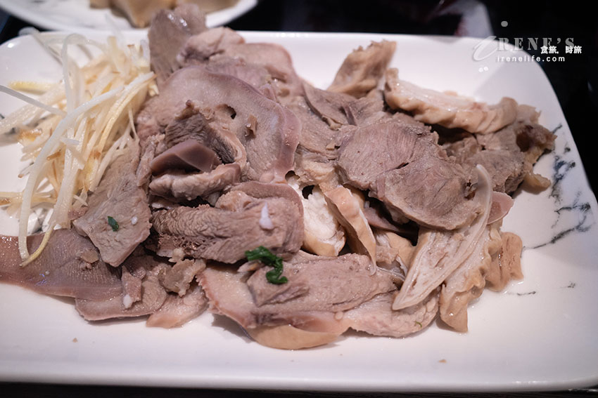 超澎拜海鮮米粉湯,手切魯肉飯也超讚,加上鮭魚卵更奢華,旁邊就有收費停車場 超澎拜海鮮米粉湯,手切魯肉飯也超讚,加上鮭魚卵更奢華,旁邊就有收費停車場