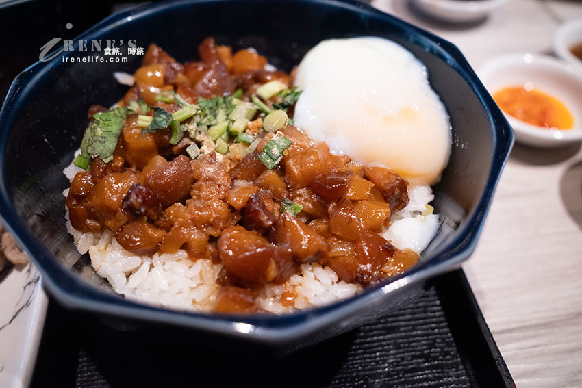 超澎拜海鮮米粉湯,手切魯肉飯也超讚,加上鮭魚卵更奢華,旁邊就有收費停車場 超澎拜海鮮米粉湯,手切魯肉飯也超讚,加上鮭魚卵更奢華,旁邊就有收費停車場