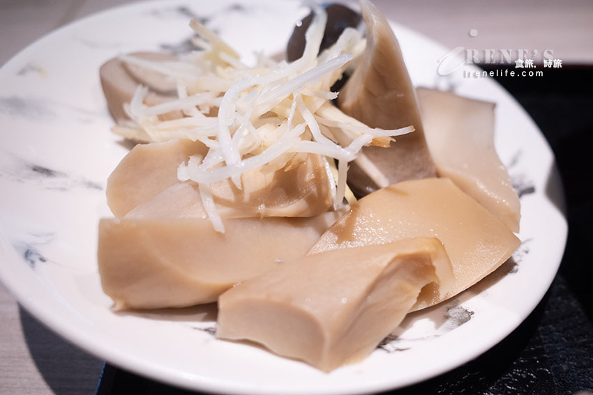 超澎拜海鮮米粉湯,手切魯肉飯也超讚,加上鮭魚卵更奢華,旁邊就有收費停車場 超澎拜海鮮米粉湯,手切魯肉飯也超讚,加上鮭魚卵更奢華,旁邊就有收費停車場