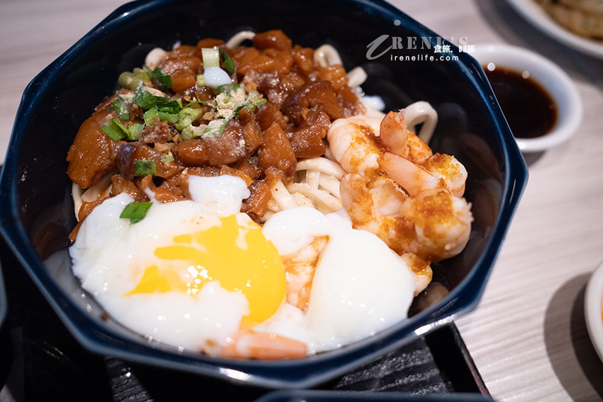 超澎拜海鮮米粉湯,手切魯肉飯也超讚,加上鮭魚卵更奢華,旁邊就有收費停車場 超澎拜海鮮米粉湯,手切魯肉飯也超讚,加上鮭魚卵更奢華,旁邊就有收費停車場