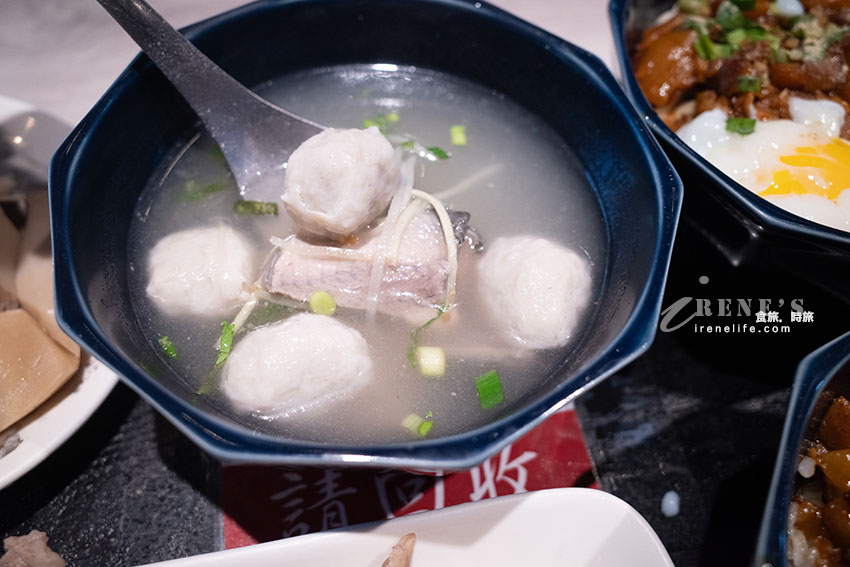 超澎拜海鮮米粉湯,手切魯肉飯也超讚,加上鮭魚卵更奢華,旁邊就有收費停車場 超澎拜海鮮米粉湯,手切魯肉飯也超讚,加上鮭魚卵更奢華,旁邊就有收費停車場