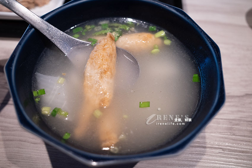 超澎拜海鮮米粉湯,手切魯肉飯也超讚,加上鮭魚卵更奢華,旁邊就有收費停車場 超澎拜海鮮米粉湯,手切魯肉飯也超讚,加上鮭魚卵更奢華,旁邊就有收費停車場