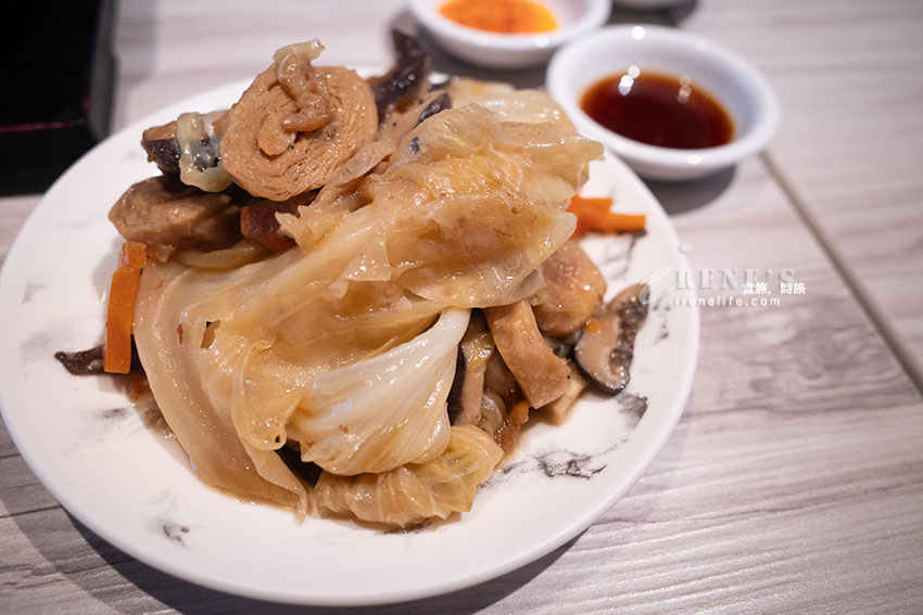 超澎拜海鮮米粉湯,手切魯肉飯也超讚,加上鮭魚卵更奢華,旁邊就有收費停車場 超澎拜海鮮米粉湯,手切魯肉飯也超讚,加上鮭魚卵更奢華,旁邊就有收費停車場