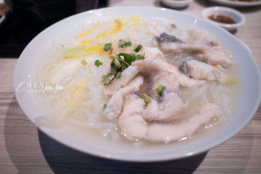 超澎拜海鮮米粉湯,手切魯肉飯也超讚,加上鮭魚卵更奢華,旁邊就有收費停車場 超澎拜海鮮米粉湯,手切魯肉飯也超讚,加上鮭魚卵更奢華,旁邊就有收費停車場