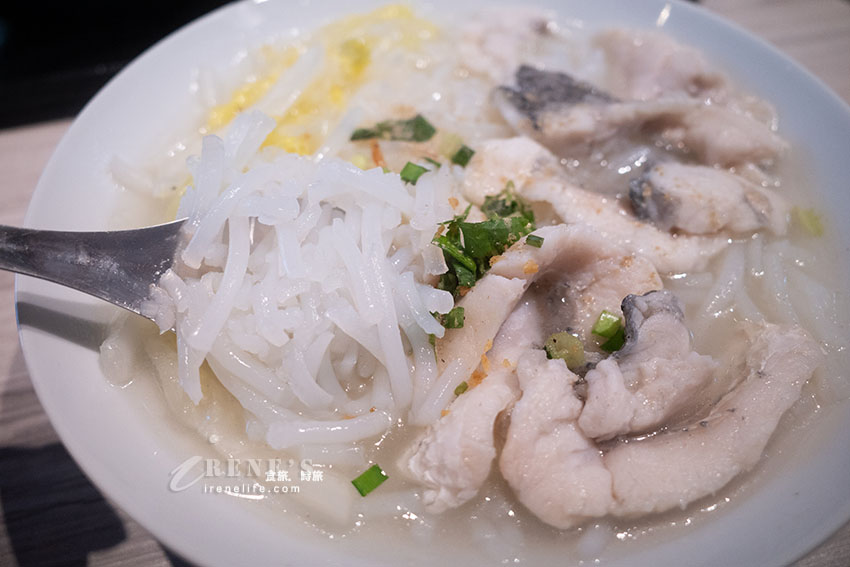 超澎拜海鮮米粉湯,手切魯肉飯也超讚,加上鮭魚卵更奢華,旁邊就有收費停車場 超澎拜海鮮米粉湯,手切魯肉飯也超讚,加上鮭魚卵更奢華,旁邊就有收費停車場