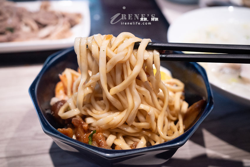 超澎拜海鮮米粉湯,手切魯肉飯也超讚,加上鮭魚卵更奢華,旁邊就有收費停車場 超澎拜海鮮米粉湯,手切魯肉飯也超讚,加上鮭魚卵更奢華,旁邊就有收費停車場