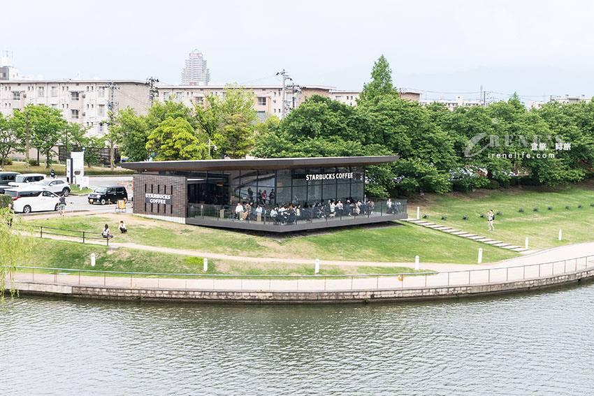 世界最美的星巴克STARBUCKS就在富山環水公園！春天被櫻花包圍的景色更是美到爆