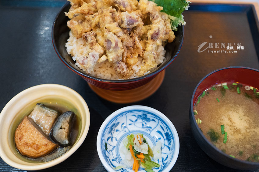 富山駅前最鮮的海鮮食堂，每天捕撈的各式漁獲，螃蟹丼、白蝦丼、蒸牡蠣各個豪華又美味