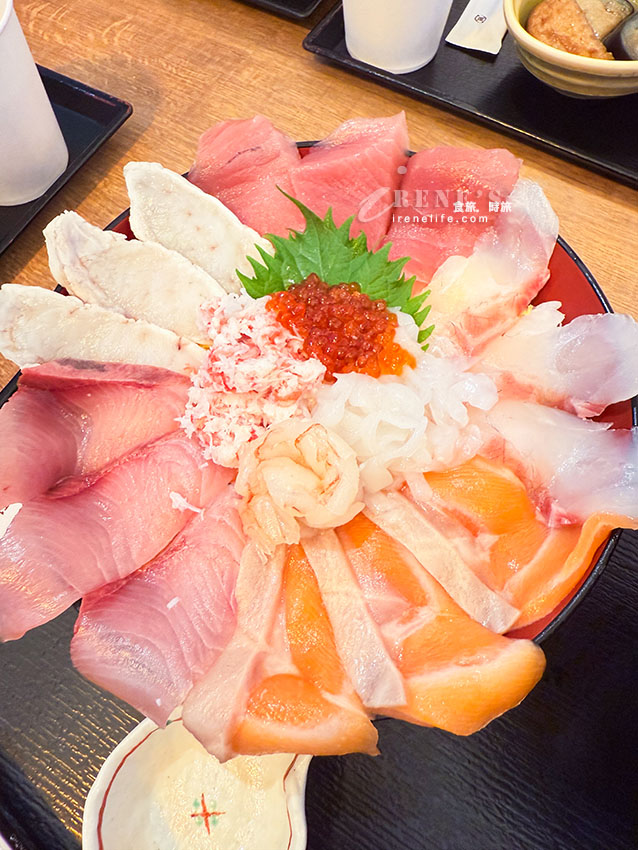富山駅前最鮮的海鮮食堂，每天捕撈的各式漁獲，螃蟹丼、白蝦丼、蒸牡蠣各個豪華又美味