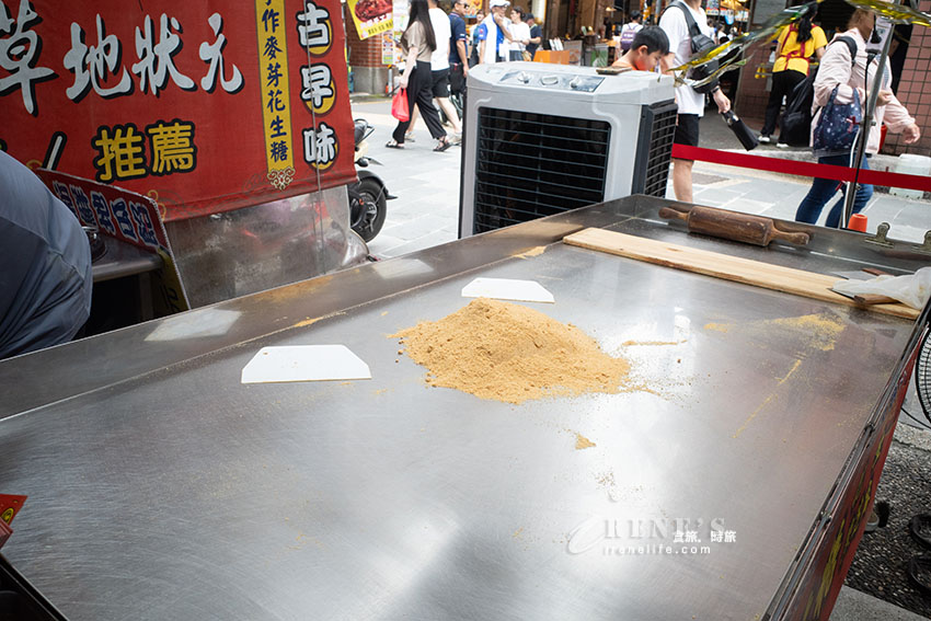 大溪老街人氣排隊伴手禮，現場純手工製作，花生超香麥芽糖好軟