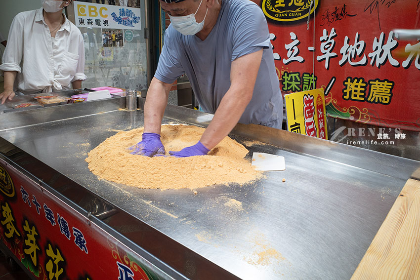 大溪老街人氣排隊伴手禮，現場純手工製作，花生超香麥芽糖好軟