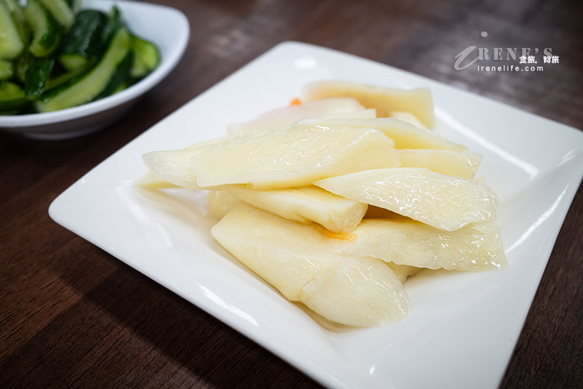 餐點品項多到爆的西門町麵食館，海鮮麵150元料多湯鮮美，牛肉麵肉多且大塊