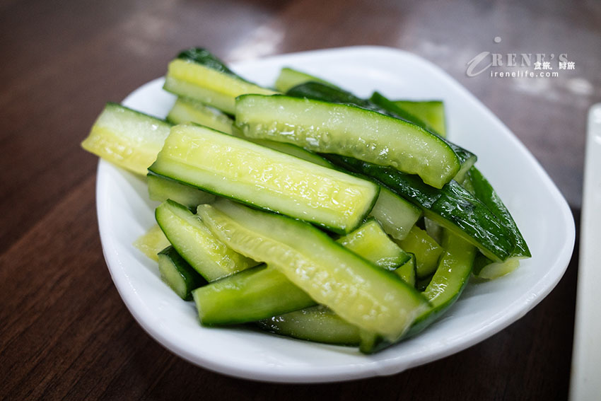 餐點品項多到爆的西門町麵食館，海鮮麵150元料多湯鮮美，牛肉麵肉多且大塊
