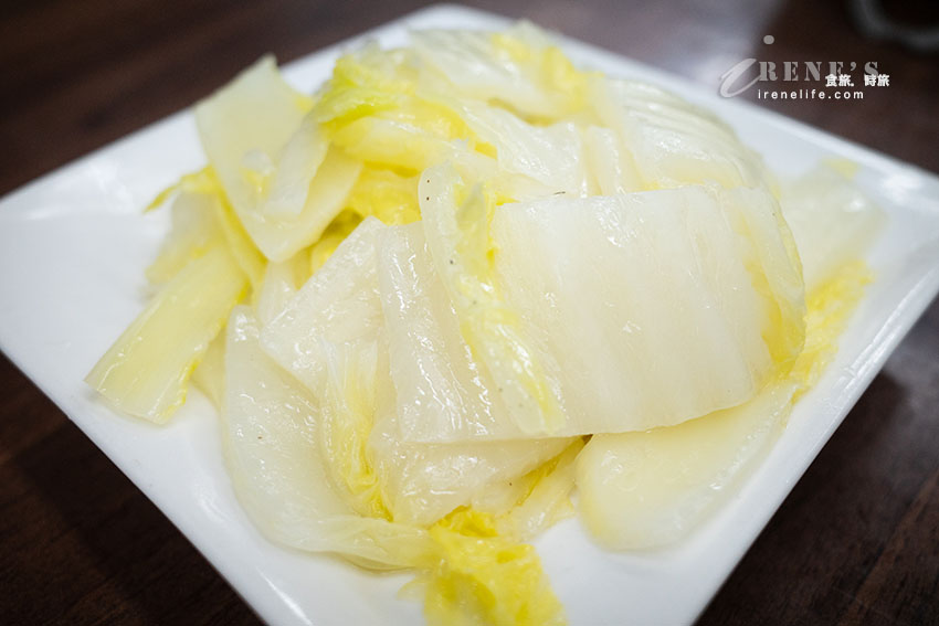 餐點品項多到爆的西門町麵食館，海鮮麵150元料多湯鮮美，牛肉麵肉多且大塊