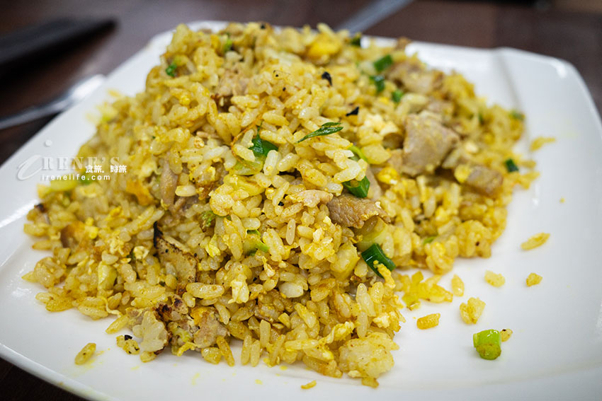 餐點品項多到爆的西門町麵食館，海鮮麵150元料多湯鮮美，牛肉麵肉多且大塊
