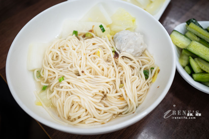 餐點品項多到爆的西門町麵食館，海鮮麵150元料多湯鮮美，牛肉麵肉多且大塊