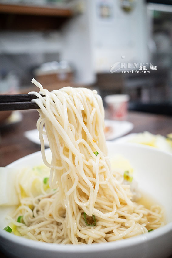 餐點品項多到爆的西門町麵食館，海鮮麵150元料多湯鮮美，牛肉麵肉多且大塊