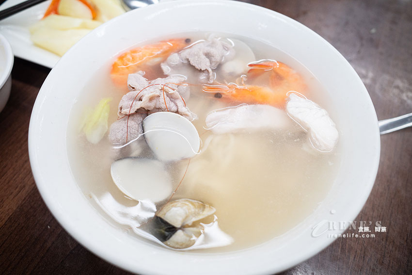 餐點品項多到爆的西門町麵食館，海鮮麵150元料多湯鮮美，牛肉麵肉多且大塊