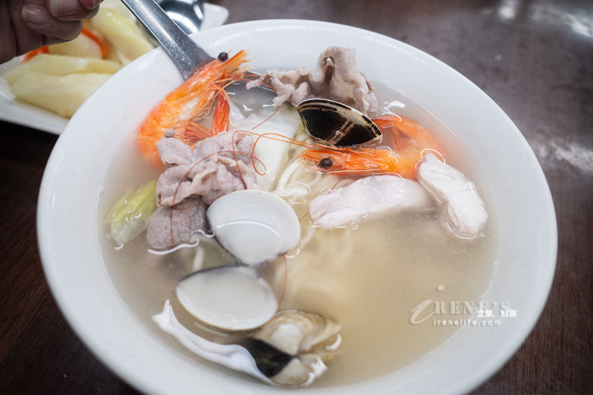 餐點品項多到爆的西門町麵食館，海鮮麵150元料多湯鮮美，牛肉麵肉多且大塊 @Irene's 食旅．時旅