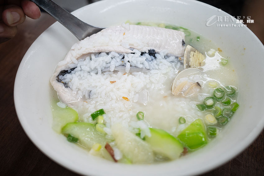 餐點品項多到爆的西門町麵食館，海鮮麵150元料多湯鮮美，牛肉麵肉多且大塊