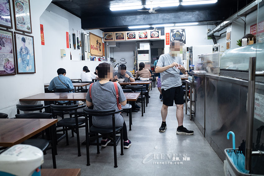 餐點品項多到爆的西門町麵食館，海鮮麵150元料多湯鮮美，牛肉麵肉多且大塊