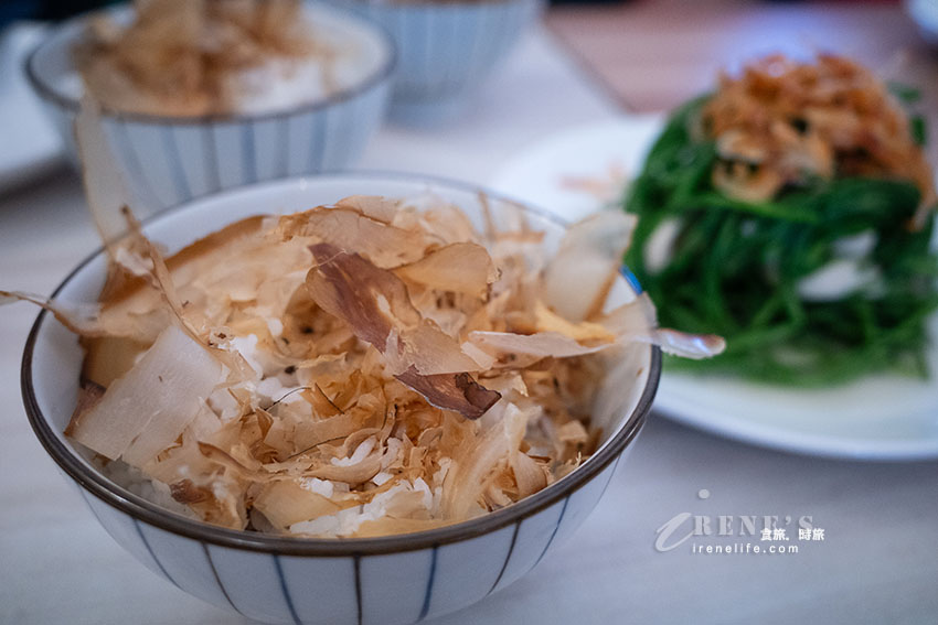 金山老街隱密的紅磚古厝海味小食堂,漁夫炸海鮮超大一盤,小卷會噴汁要注意 金山老街隱密的紅磚古厝海味小食堂,漁夫炸海鮮超大一盤,小卷會噴汁要注意