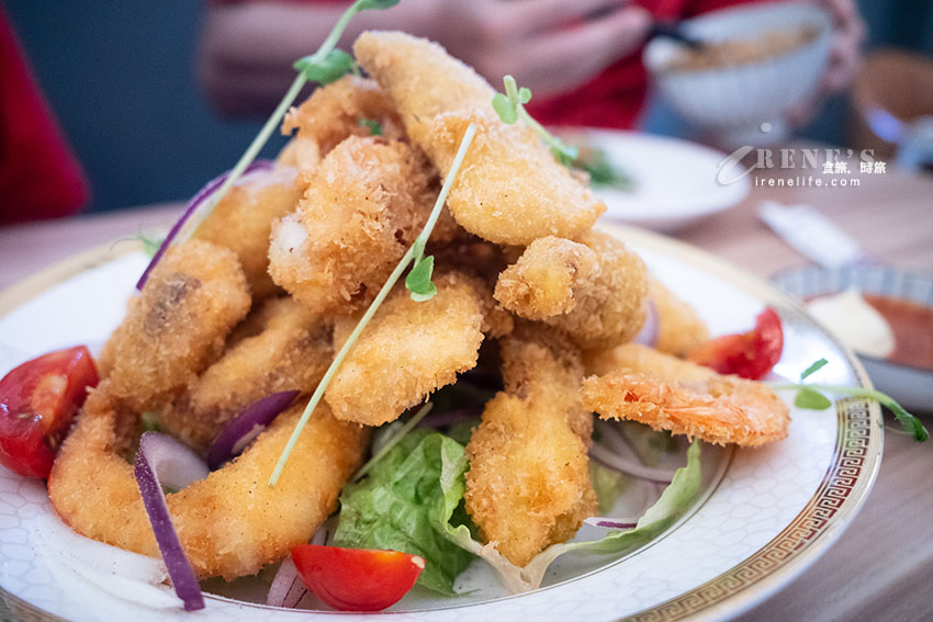 金山老街隱密的紅磚古厝海味小食堂,漁夫炸海鮮超大一盤,小卷會噴汁要注意 金山老街隱密的紅磚古厝海味小食堂,漁夫炸海鮮超大一盤,小卷會噴汁要注意