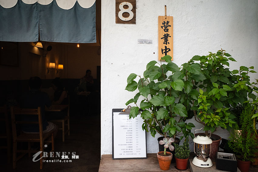 金山老街隱密的紅磚古厝海味小食堂,漁夫炸海鮮超大一盤,小卷會噴汁要注意 金山老街隱密的紅磚古厝海味小食堂,漁夫炸海鮮超大一盤,小卷會噴汁要注意
