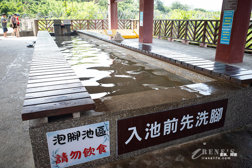 有遮蔽物的免費足湯泡腳池，還可以煮溫泉蛋超好玩，還提供免費停車超級讚