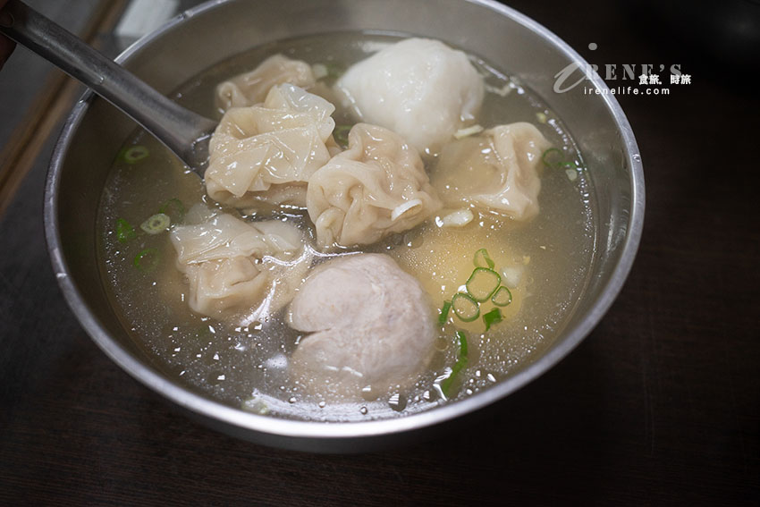遼寧街夜市從早上營業到凌晨的麵店，乾、湯隨意選，黑嚕嚕的黑乾麵跟黑水餃很促咪