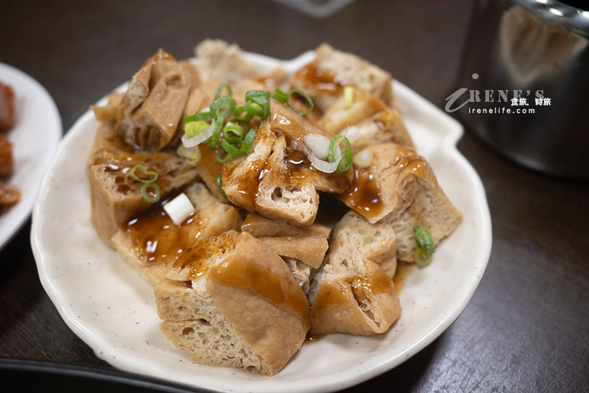 遼寧街夜市從早上營業到凌晨的麵店，乾、湯隨意選，黑嚕嚕的黑乾麵跟黑水餃很促咪