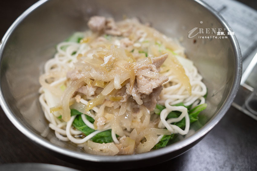 遼寧街夜市從早上營業到凌晨的麵店，乾、湯隨意選，黑嚕嚕的黑乾麵跟黑水餃很促咪