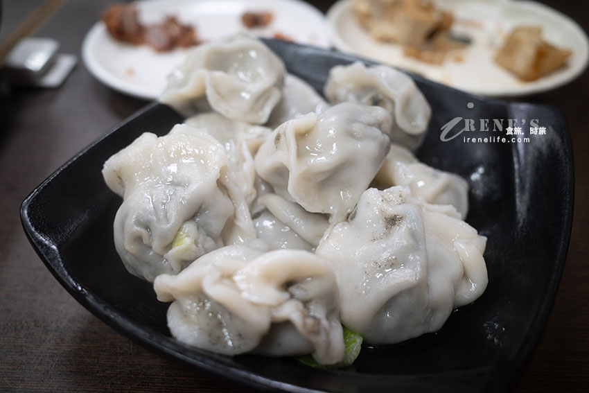 遼寧街夜市從早上營業到凌晨的麵店，乾、湯隨意選，黑嚕嚕的黑乾麵跟黑水餃很促咪