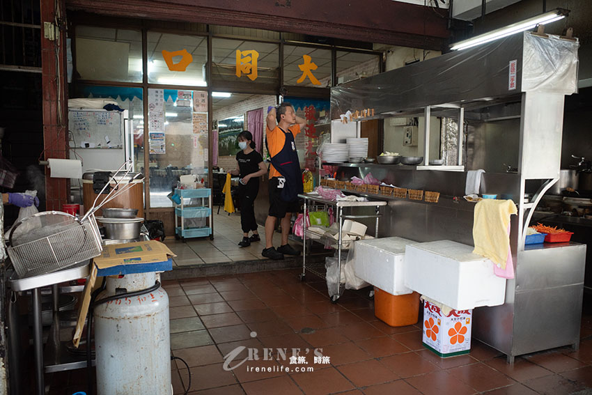 生意好到爆的江子翠熱炒海鮮店,點一大桌還打包外帶才3000元,根本兩人份的什錦湯麵100元 生意好到爆的江子翠熱炒海鮮店,點一大桌還打包外帶才3000元,根本兩人份的什錦湯麵100元
