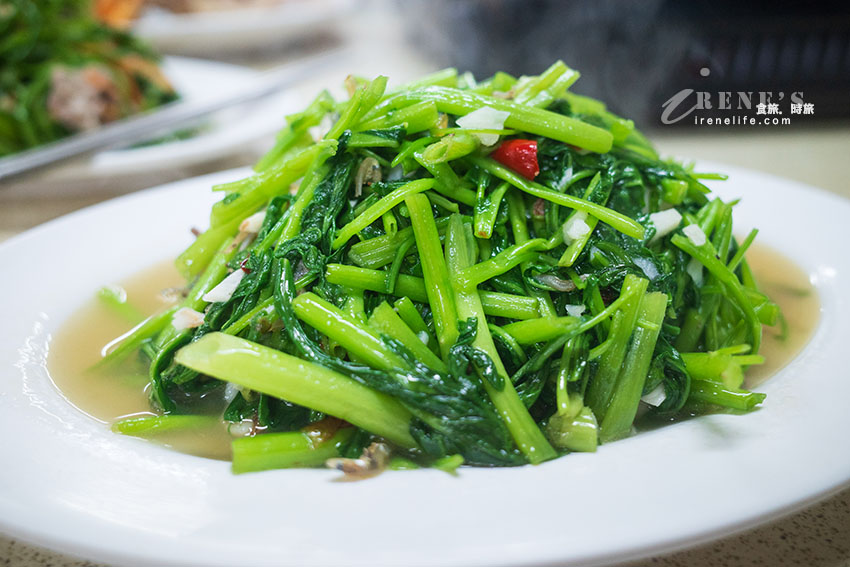 生意好到爆的江子翠熱炒海鮮店，點一大桌還打包外帶才3000元，根本兩人份的什錦湯麵100元