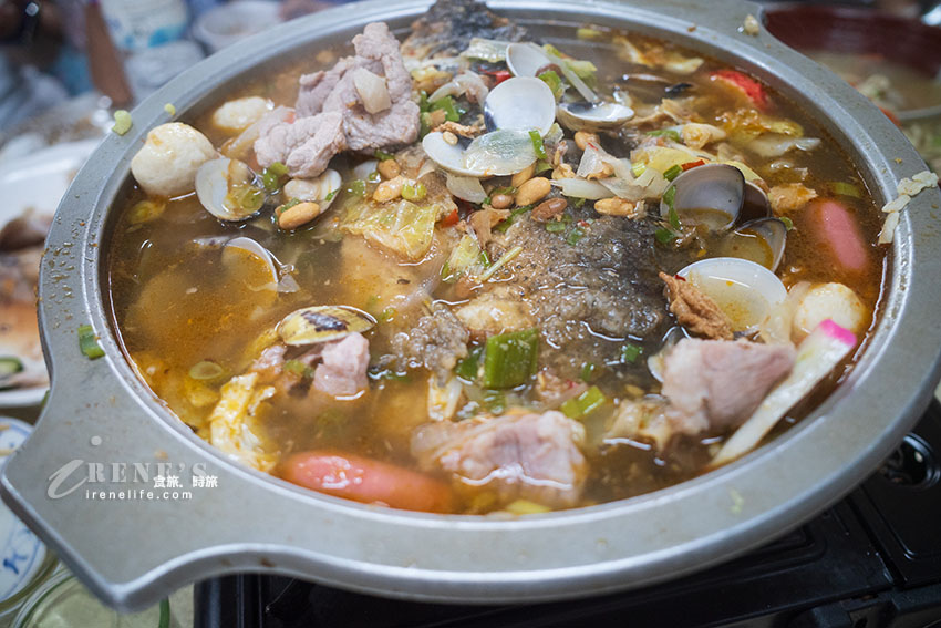 生意好到爆的江子翠熱炒海鮮店,點一大桌還打包外帶才3000元,根本兩人份的什錦湯麵100元 生意好到爆的江子翠熱炒海鮮店,點一大桌還打包外帶才3000元,根本兩人份的什錦湯麵100元