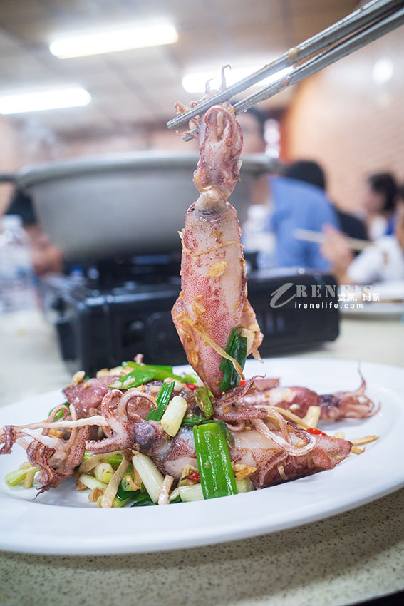 生意好到爆的江子翠熱炒海鮮店,點一大桌還打包外帶才3000元,根本兩人份的什錦湯麵100元 生意好到爆的江子翠熱炒海鮮店,點一大桌還打包外帶才3000元,根本兩人份的什錦湯麵100元