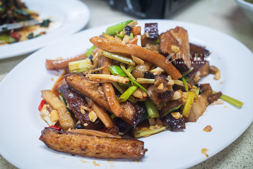 生意好到爆的江子翠熱炒海鮮店,點一大桌還打包外帶才3000元,根本兩人份的什錦湯麵100元 生意好到爆的江子翠熱炒海鮮店,點一大桌還打包外帶才3000元,根本兩人份的什錦湯麵100元