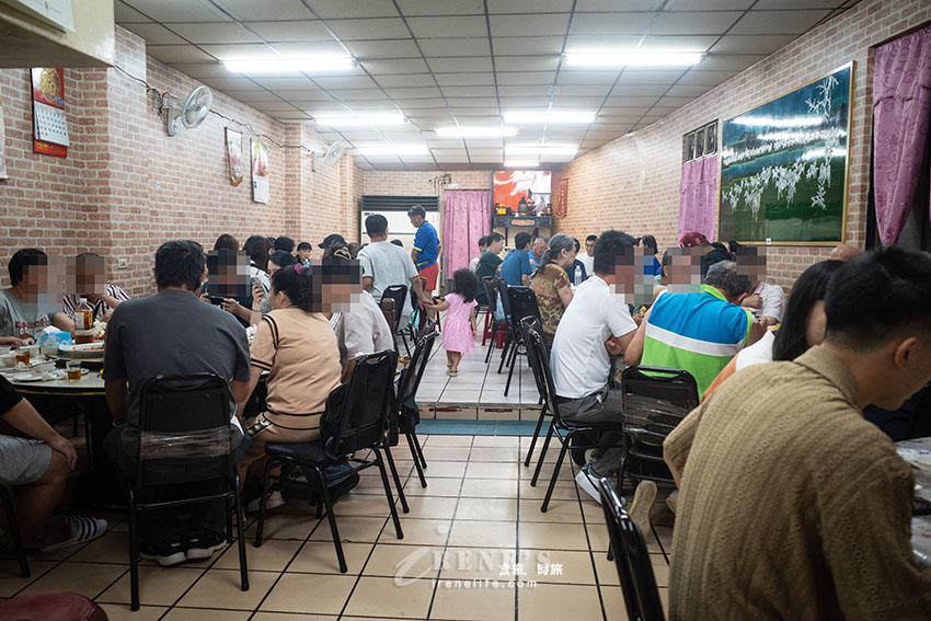 生意好到爆的江子翠熱炒海鮮店,點一大桌還打包外帶才3000元,根本兩人份的什錦湯麵100元 生意好到爆的江子翠熱炒海鮮店,點一大桌還打包外帶才3000元,根本兩人份的什錦湯麵100元