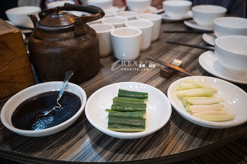 台中超難訂位的烤鴨人氣名店，桌邊片鴨很精彩，會噴汁的蘿蔔絲餅必點